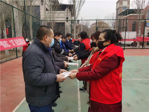 唐山市梁家屯路街道尚安社区开展“情系农民工 口罩送关怀”活动