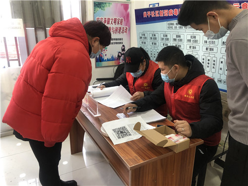 唐山市梁家屯路街道尚平社区为抗疫“最美志愿者”颁发荣誉证书