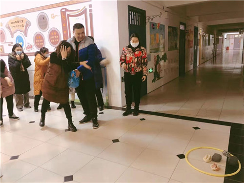 唐山市路南区双新小学工会开展“相约女神节”主题游乐活动