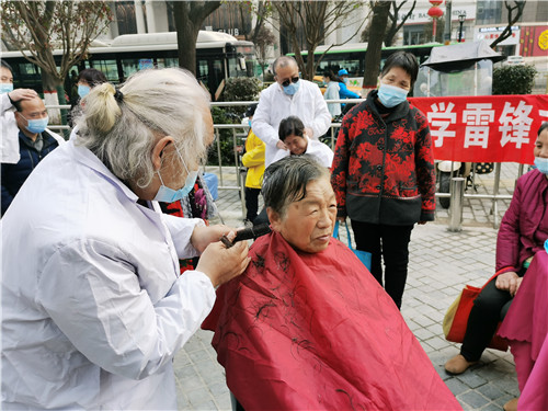 陕西西安：学雷锋迎全运 为文明西安做贡献