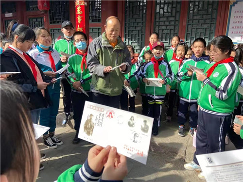 邮票上的雷锋故事 记张家口市桥东回民小学参观雷锋事迹展览