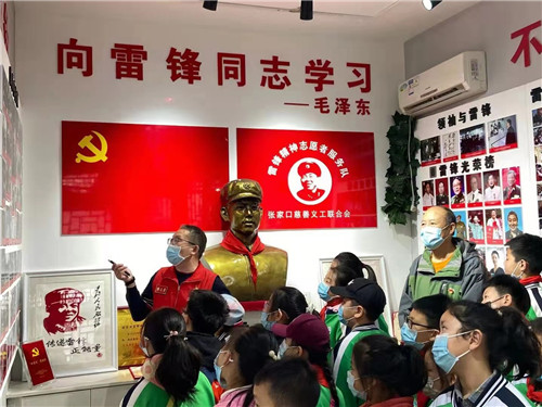 邮票上的雷锋故事 记张家口市桥东回民小学参观雷锋事迹展览