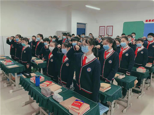 河南郑州：甘为孺子育英才 克勤尽力细心裁