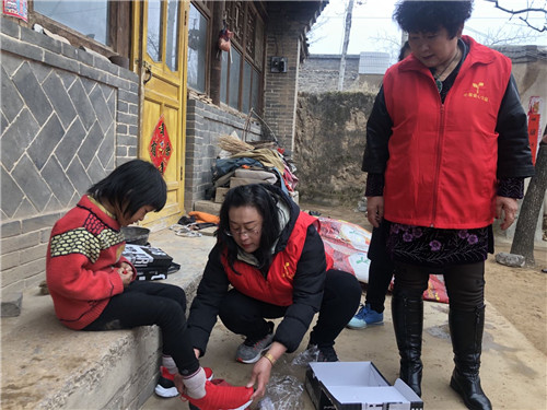 情暖三八节 共撑一片天 山西原平市小草公益关爱留守妇女儿童