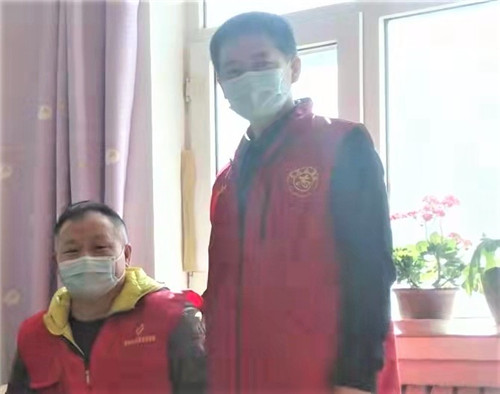 黑龙江大庆黎明街道残疾人协会志愿者二月二为老人爱心理发