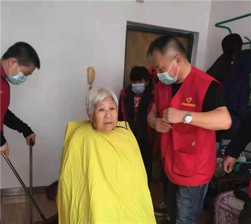 黑龙江大庆黎明街道残疾人协会志愿者二月二为老人爱心理发