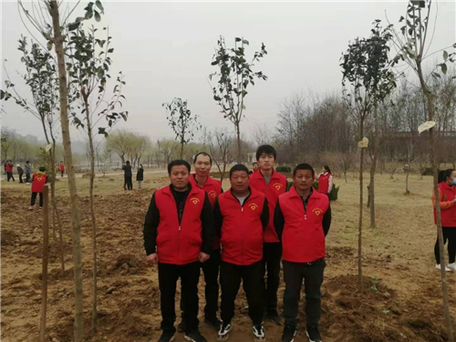邢台临西县爱心志愿者协会开展“植爱行动”暨北湖公益林植树活动