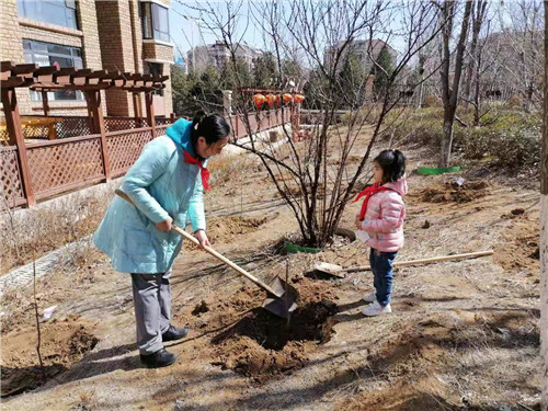 河北省唐山市尚安社区开展绿色亲子植树活动