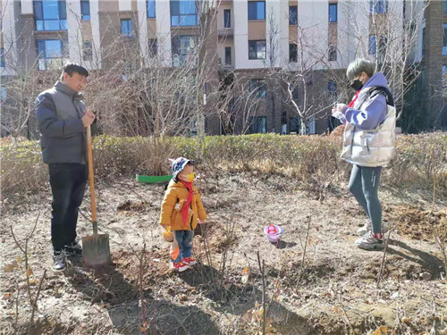 河北省唐山市尚安社区开展绿色亲子植树活动