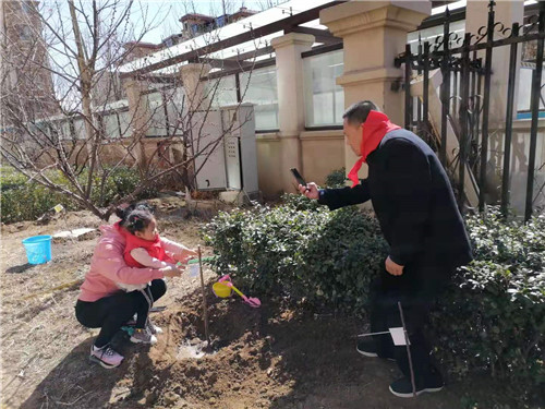 河北省唐山市尚安社区开展绿色亲子植树活动