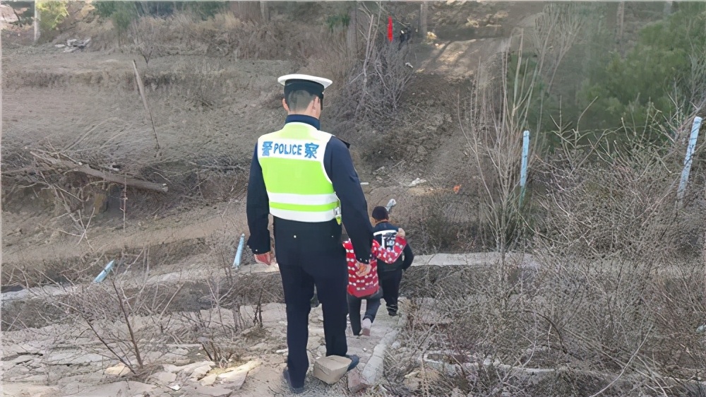 承德围场“熊孩子”结伴上高速被交警紧急护送回家