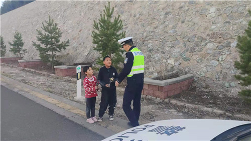 承德围场“熊孩子”结伴上高速被交警紧急护送回家