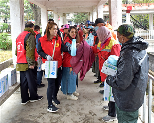 铁岭市春光爱心志愿者协会开展新时代文明实践慰问环卫工人活动