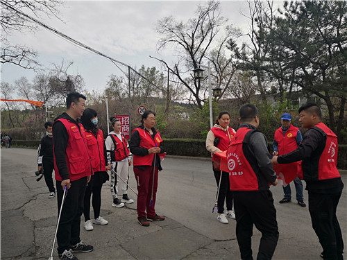 铁岭市春光爱心志愿者协会开展新时代文明实践慰问环卫工人活动