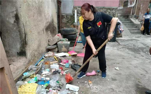 广东惠州：爱护环境卫生 志愿者在行动