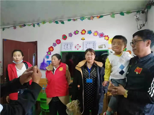 河北秦皇岛市益起行公益服务中心三团慰问特殊儿童在行动