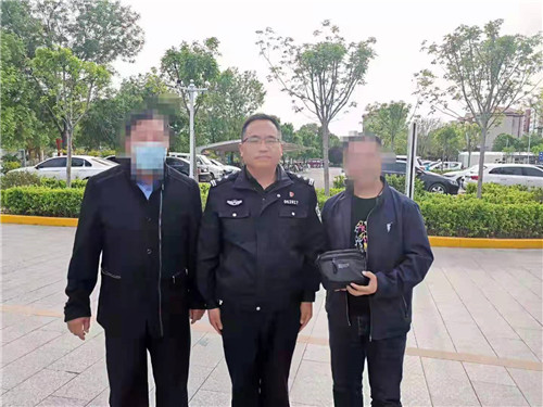 河北沧州青县：热心群众拾包不昧 民警携手及时领回