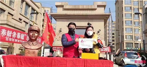 中国公益记录者赵美玉用相机记录着劳动者的风采