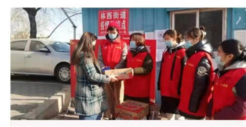 中国公益记录者赵美玉用相机记录着劳动者的风采