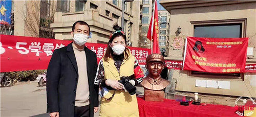 中国公益记录者赵美玉用相机记录着劳动者的风采