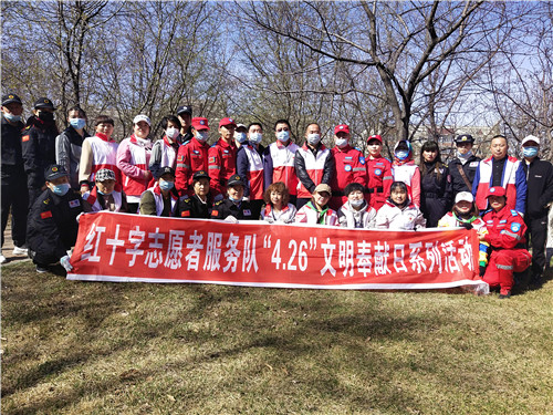 黑龙江富锦红十字会组织“市民奉献日 奉献进行时”美化城市活动