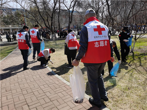 黑龙江富锦红十字会组织“市民奉献日 奉献进行时”美化城市活动