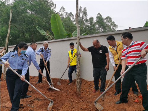 广东惠州:党员志愿者与民警携手义务植树