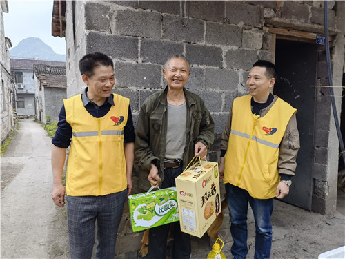 浙江天台爱心团队慰问留守老人