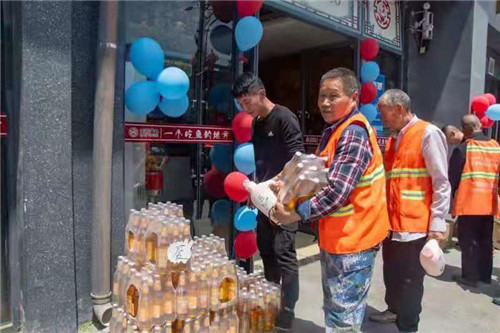 驻马店上蔡县燕京啤酒携手齐祺鱼锅与环卫工一起庆祝劳动节