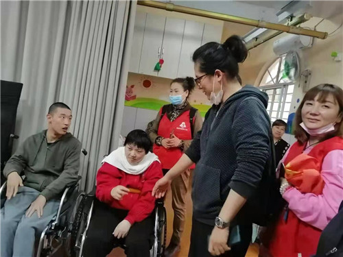 上海普陀区悦苗残疾人寄养园：多家爱心组织开展慰问残疾孩子活动