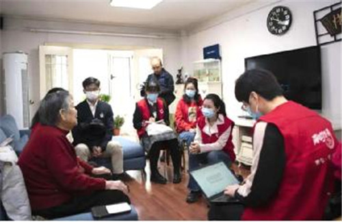天津青年梦想家志愿者来到革命教师张奶奶家聆听革命故事