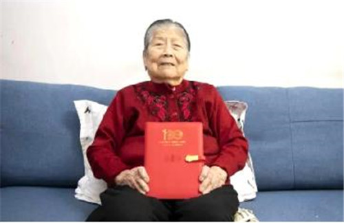 天津青年梦想家志愿者来到革命教师张奶奶家聆听革命故事