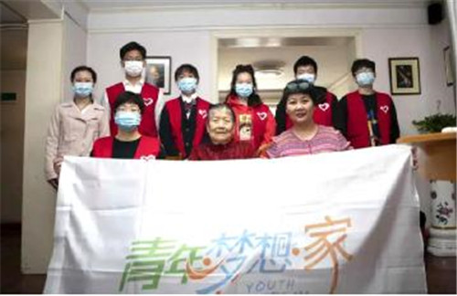 天津青年梦想家志愿者来到革命教师张奶奶家聆听革命故事
