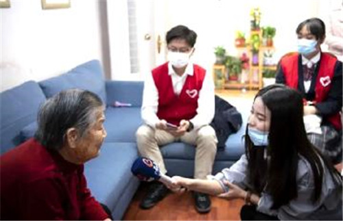 天津青年梦想家志愿者来到革命教师张奶奶家聆听革命故事