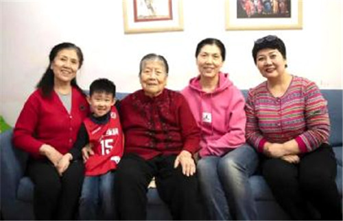 天津青年梦想家志愿者来到革命教师张奶奶家聆听革命故事