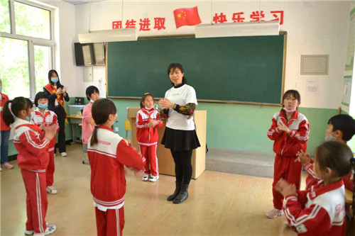 天津青年梦想家志愿服务中心组织志愿者到希望小学献爱心