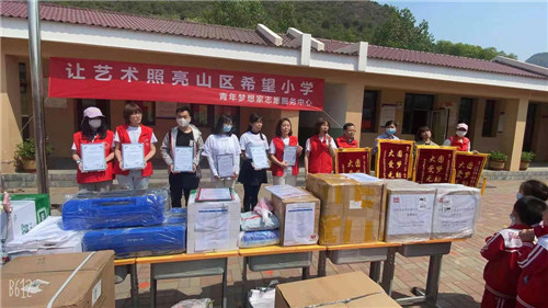 天津青年梦想家志愿服务中心组织志愿者到希望小学献爱心