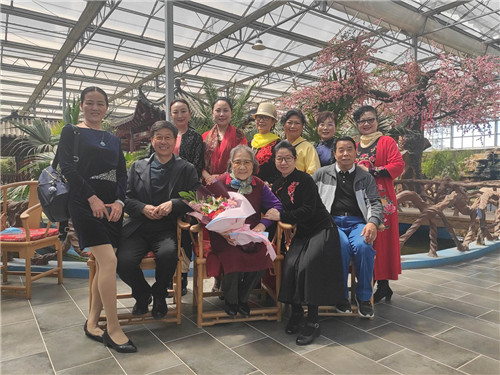 唐山社区教育学院话剧团母亲节当日慰问老艺术家张琴