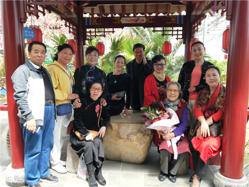 唐山社区教育学院话剧团母亲节当日慰问老艺术家张琴