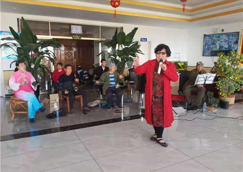 河北滦州：爱心志愿者母亲节为康养中心老人送温暖