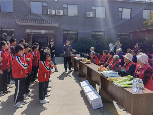 河北滦州：高坎小学开展母亲节敬老爱老关爱活动