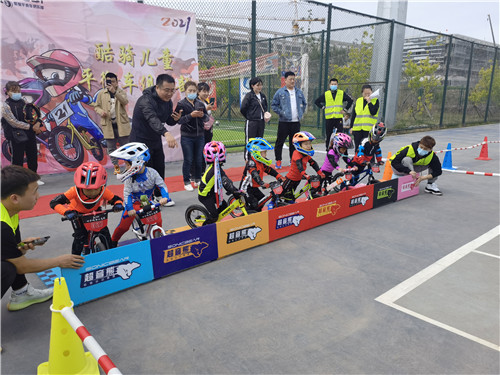 吉林省四平市好人公益协会开展“城市小英雄”儿童平衡车竞赛