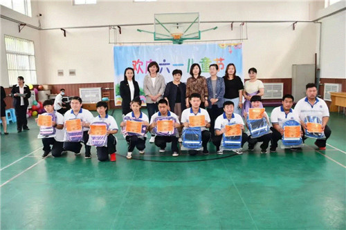 唐山市女企业家协会古冶区会员携手区妇联开展“六一”慰问活动
