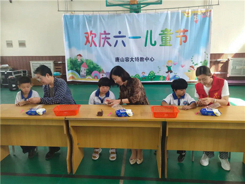 唐山市女企业家协会古冶区会员携手区妇联开展“六一”慰问活动
