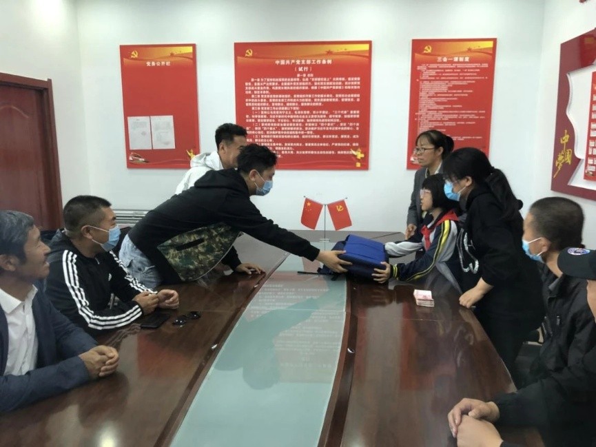 内蒙古乌兰浩特市工商联携蒙东商会开展“爱心情暖小学生”活动