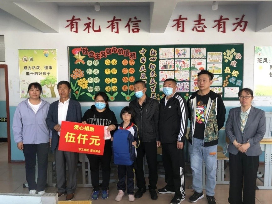 内蒙古乌兰浩特市工商联携蒙东商会开展“爱心情暖小学生”活动