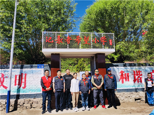 河北唐山书画家为记录者希望小学捐赠书画作品