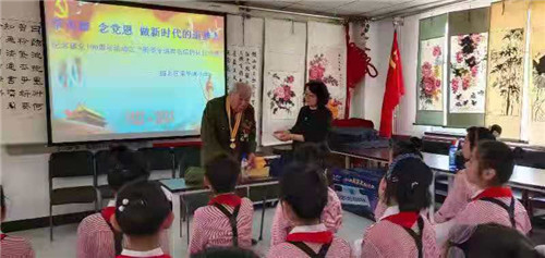 河北唐山荣华道小学邀请91岁老英雄为少先队员讲鸡毛信的故事