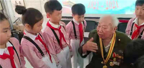 河北唐山荣华道小学邀请91岁老英雄为少先队员讲鸡毛信的故事