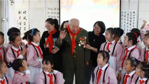 河北唐山荣华道小学邀请91岁老英雄为少先队员讲鸡毛信的故事